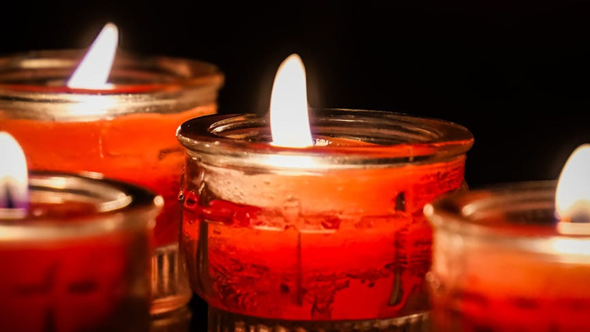 Soft light reflections on a dark background representing visual calm